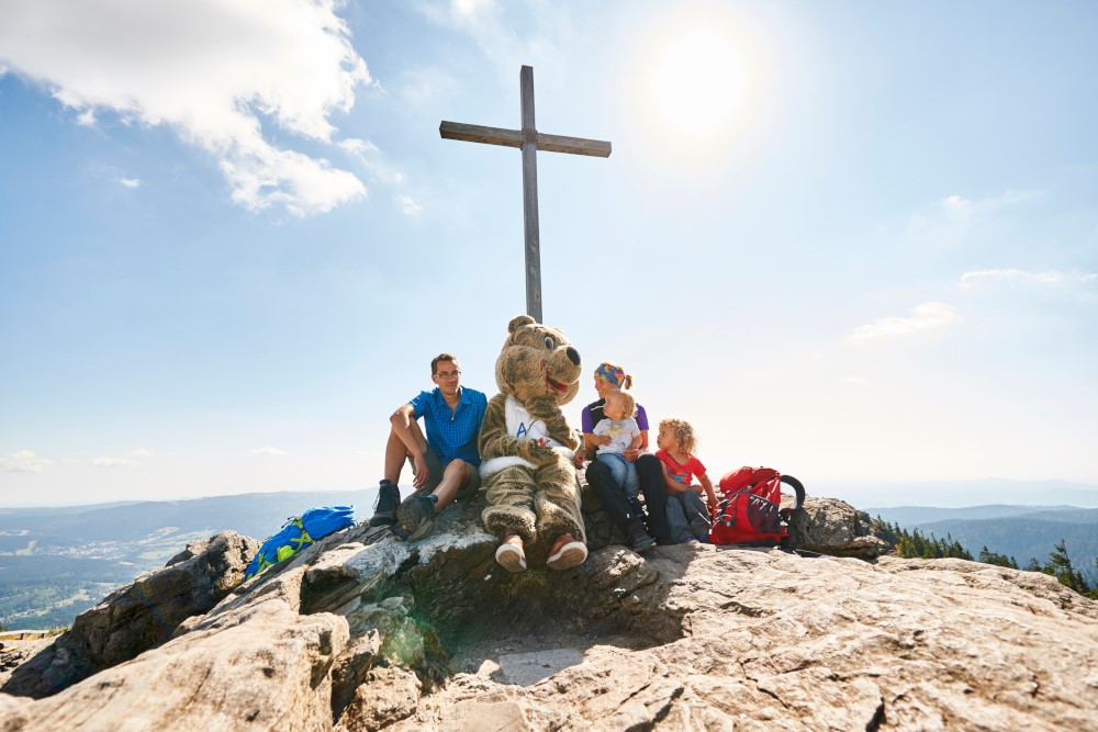 Rodina sedí u vrcholového kříže