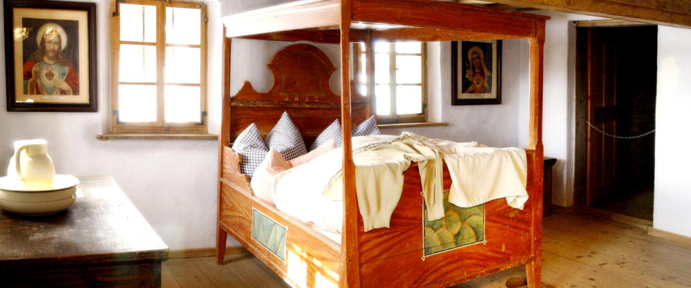 Dřevěná postel s nebesy v Petzihof