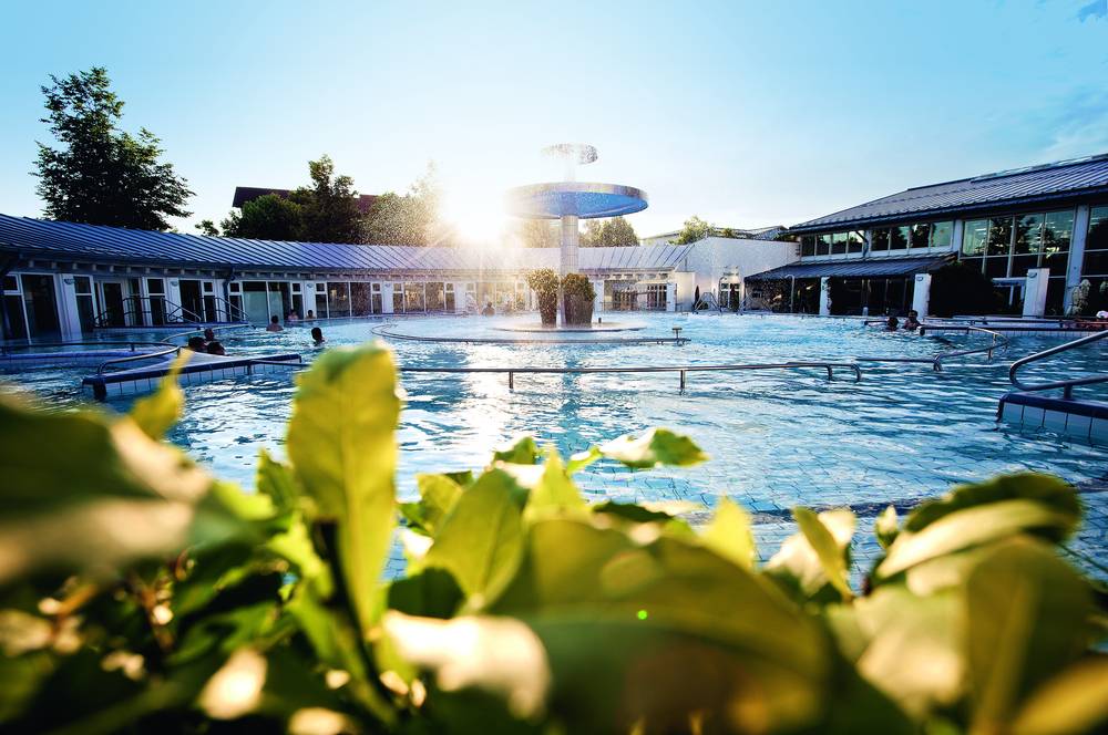 Rundbecken einer Therme bei Sonnenuntergang