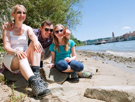 Familie am Fluss in Passau